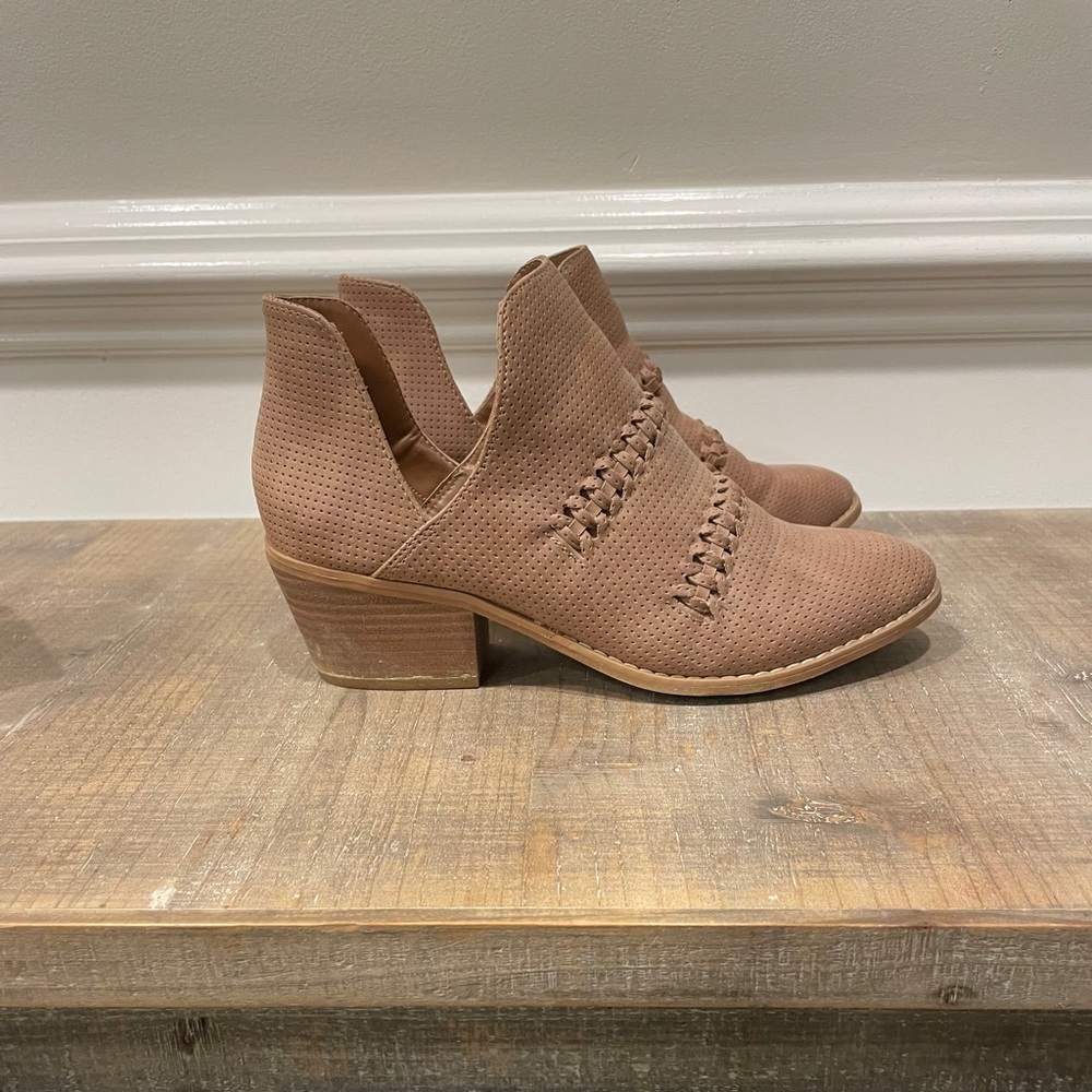 Universal Thread booties